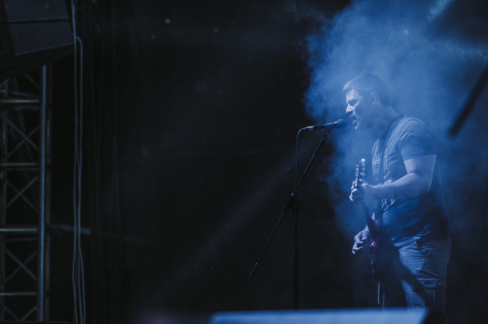 Buehnenbeleuchtung bei einem Konzert mit farbigem Licht und Nebel