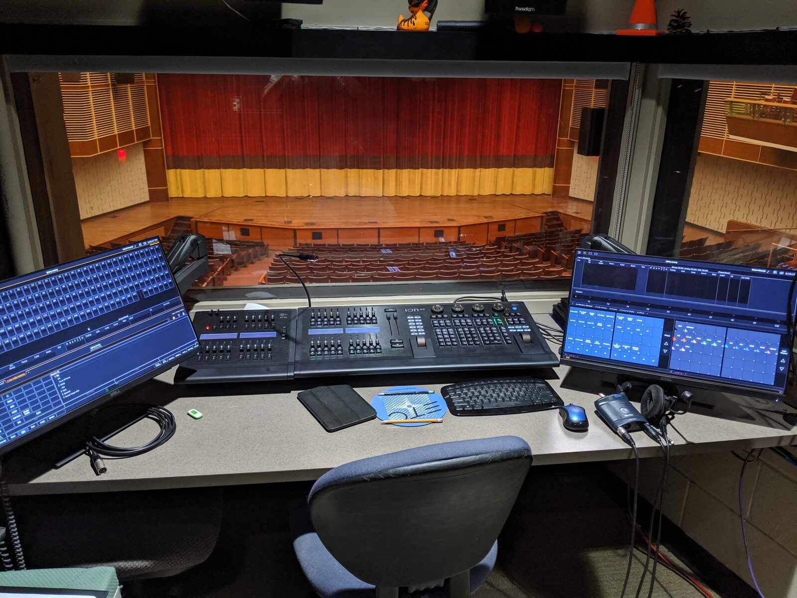 ETC Eos Lichtstellpult der Ion-Serie am FOH-Platz im Theater
