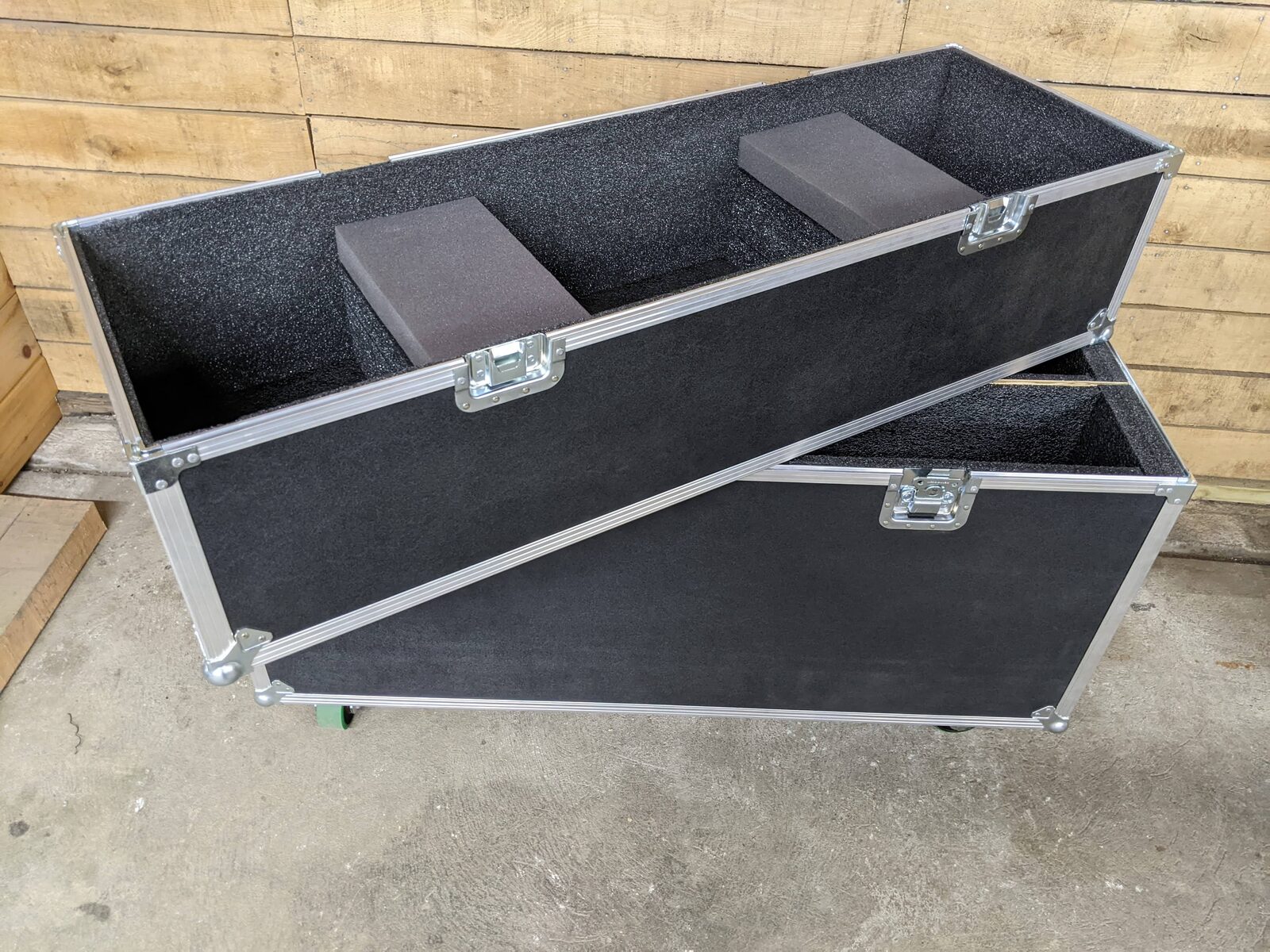 Offenes Flightcase mit Schaumstoff-Polsterung zum Schutz eines Lichtpults