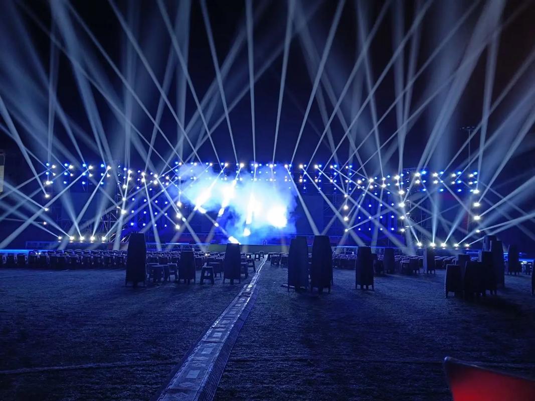 Gros plan sur les faders motorisés et les boutons de playback d'une console DMX pour salle de spectacle.