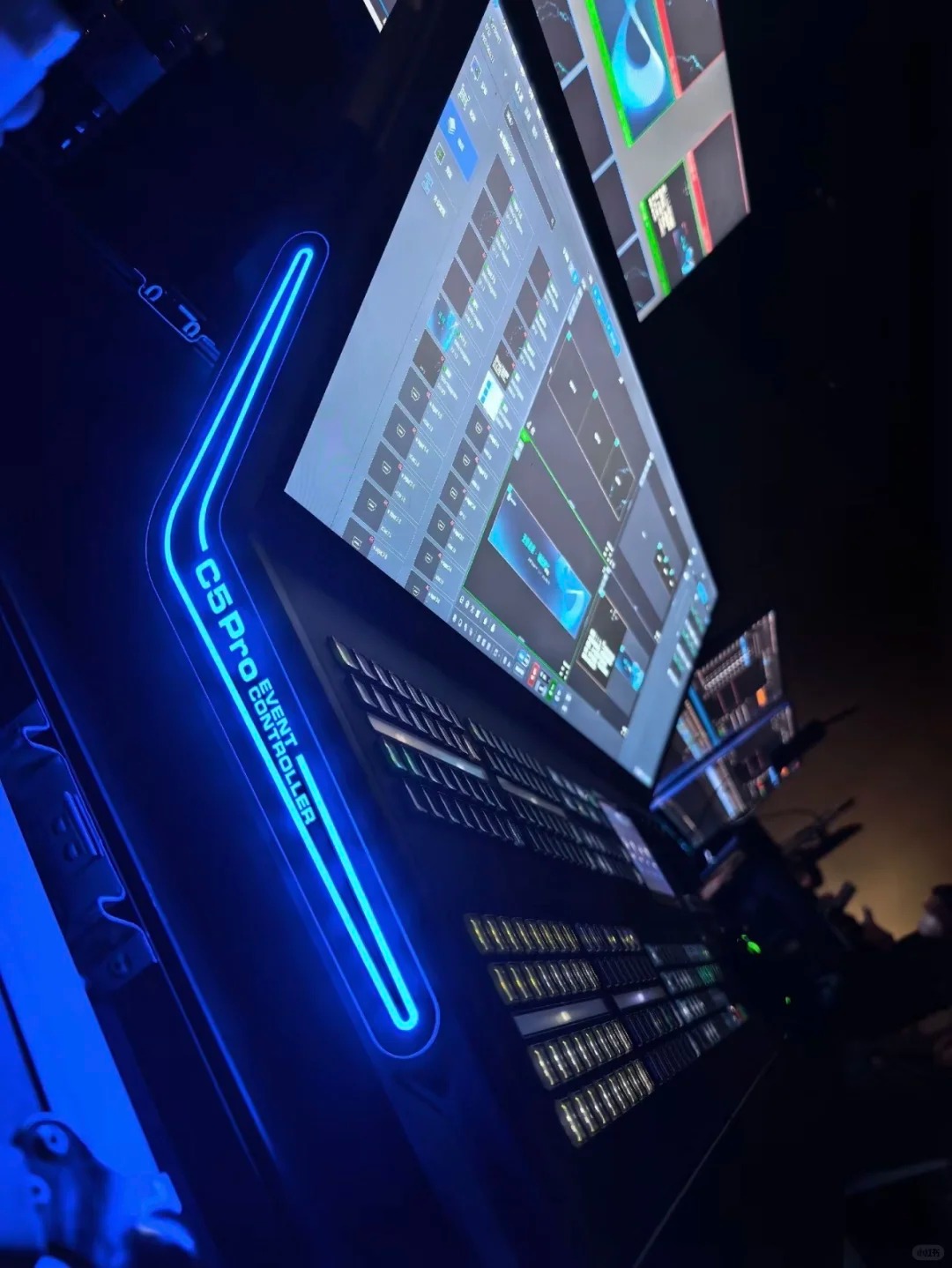 Gros plan technique sur les faders motorisés et les connectiques réseau (Ethercon) et DMX d'une régie d'éclairage professionn