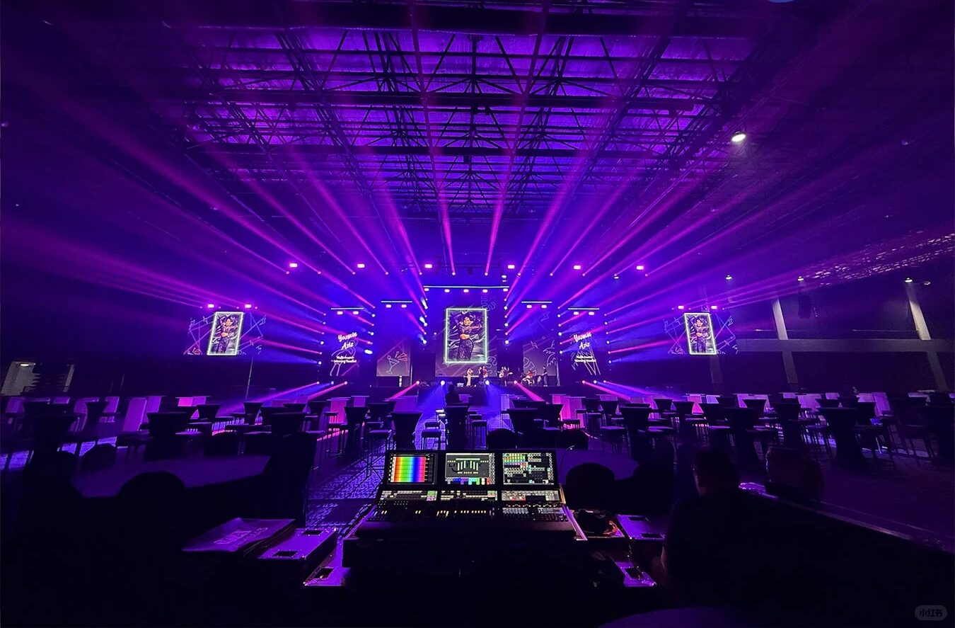 Détail des ports de connexion à l'arrière de la grandMA3 full-size : ports DMX XLR 5 broches et ports réseau Gigabit.