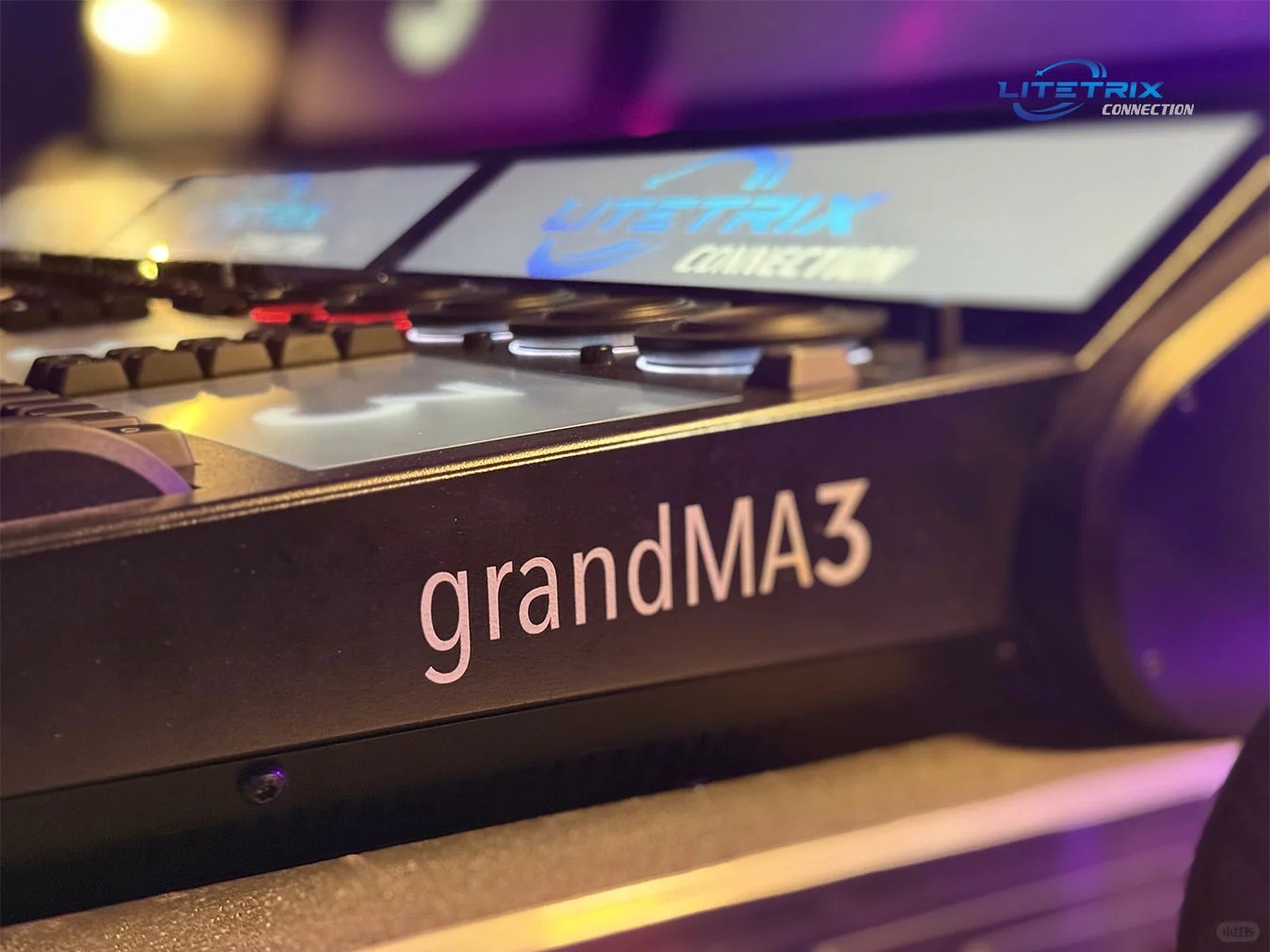 Gros plan sur les 20 encodeurs à retour de force et les boutons RGB de la console grandMA3 full-size.