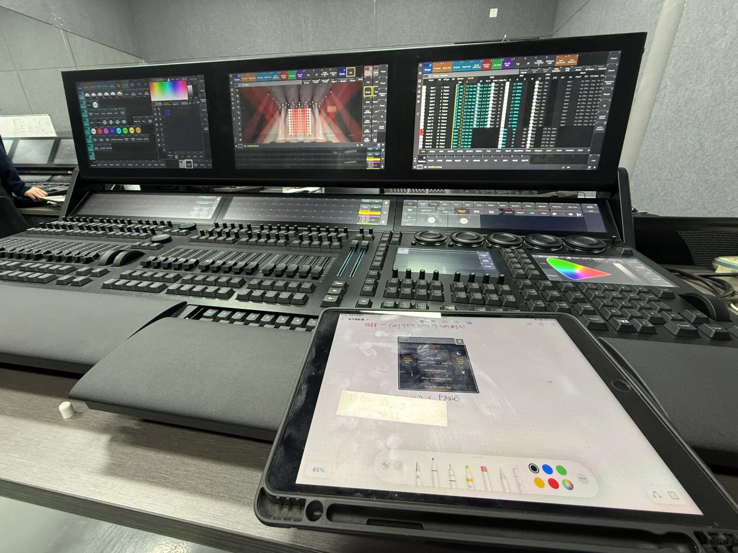 Console DMX MA Lighting grandMA3 full-size en action dans un environnement de travail professionnel, avec ses trois écrans ta