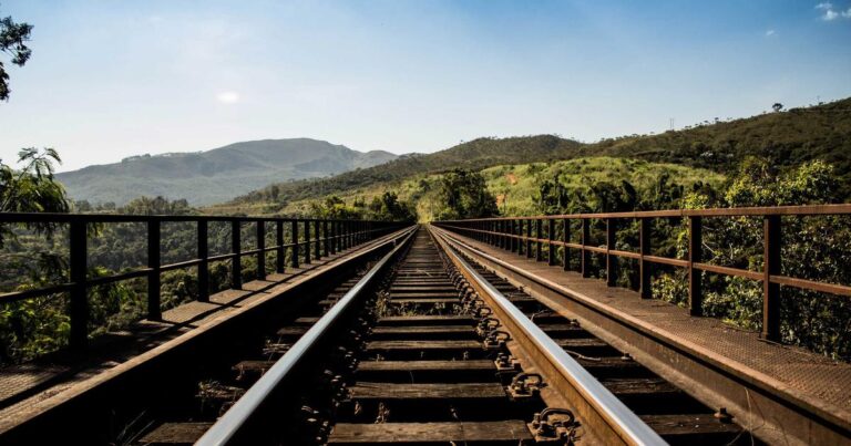 Console MA Lighting grandMA3 light en action, vue de face montrant ses deux écrans tactiles 15,6, ses faders moteurs et son c