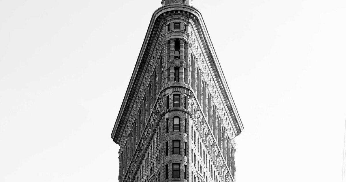 Console de lighting grandMA3 compact en action, écran tactile allumé affichant une vue en 3D, faders motorisés et encodeurs v