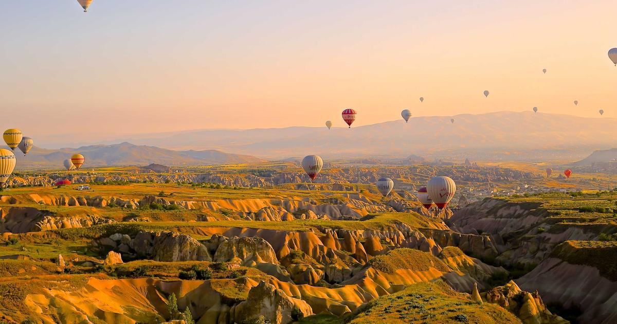 Comparatif visuel des consoles DMX grandMA3 full-size et ChamSys MQ500M côte à côte sur une table de régie.