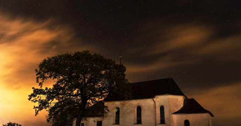 Console DMX professionnelle de type grandMA3 en action, avec écran tactile et faders, dans un environnement de régie sombre.