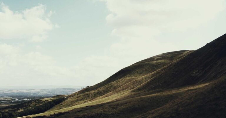 Console DMX tactile professionnelle grandMA3 en action, avec un éclairagiste interagissant avec l'écran et les faders motoris