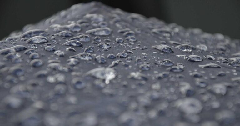 Console DMX haut de gamme grandMA3 en situation de tournée, avec écrans tactiles et faders motorisés, pilotant un show lumine