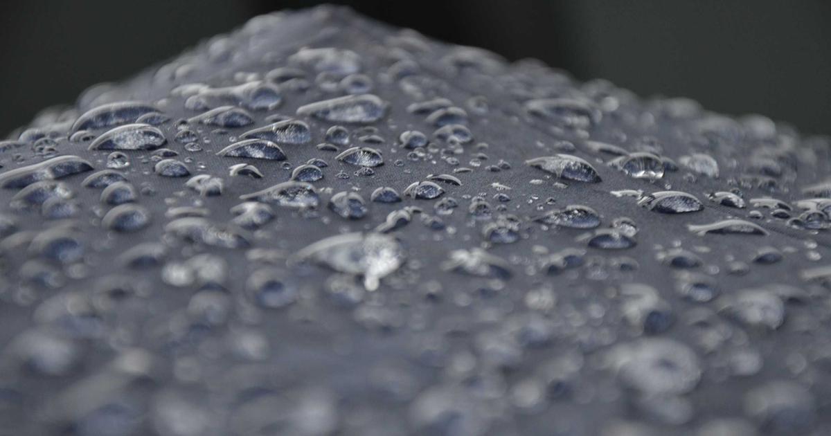 Console DMX haut de gamme grandMA3 en situation de tournée, avec écrans tactiles et faders motorisés, pilotant un show lumine