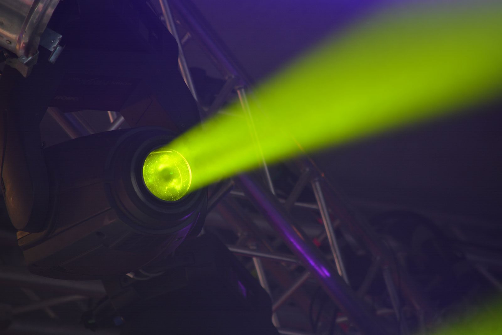 Projecteur LED asservi avec faisceau vert sur structure scénique