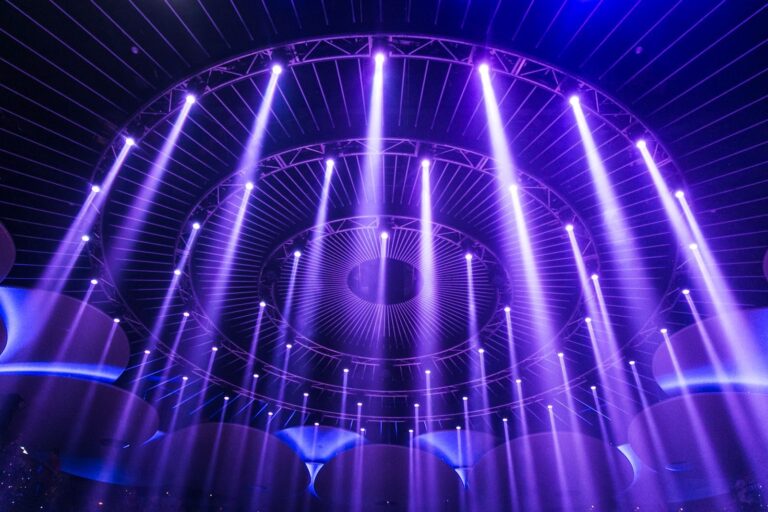 Faisceaux de projecteurs LED dans une salle de spectacle